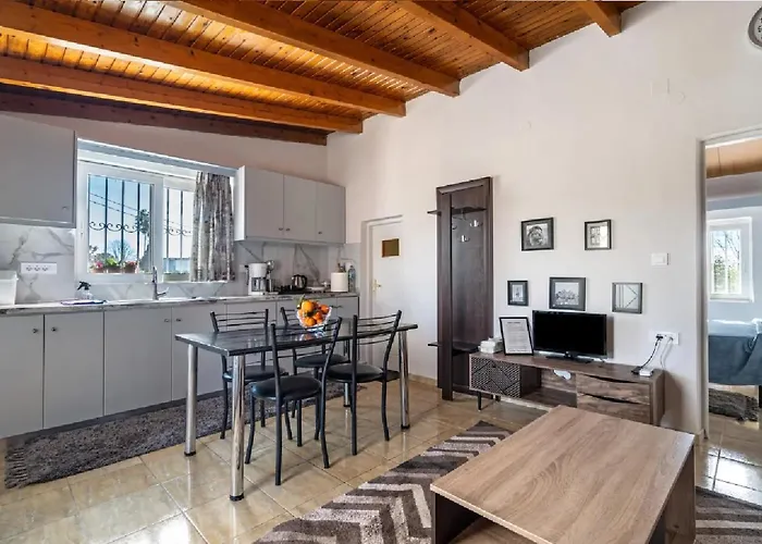 Angela Nyaraló Dalamanara